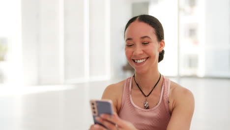 Woman,-selfie-and-smile-after-workout