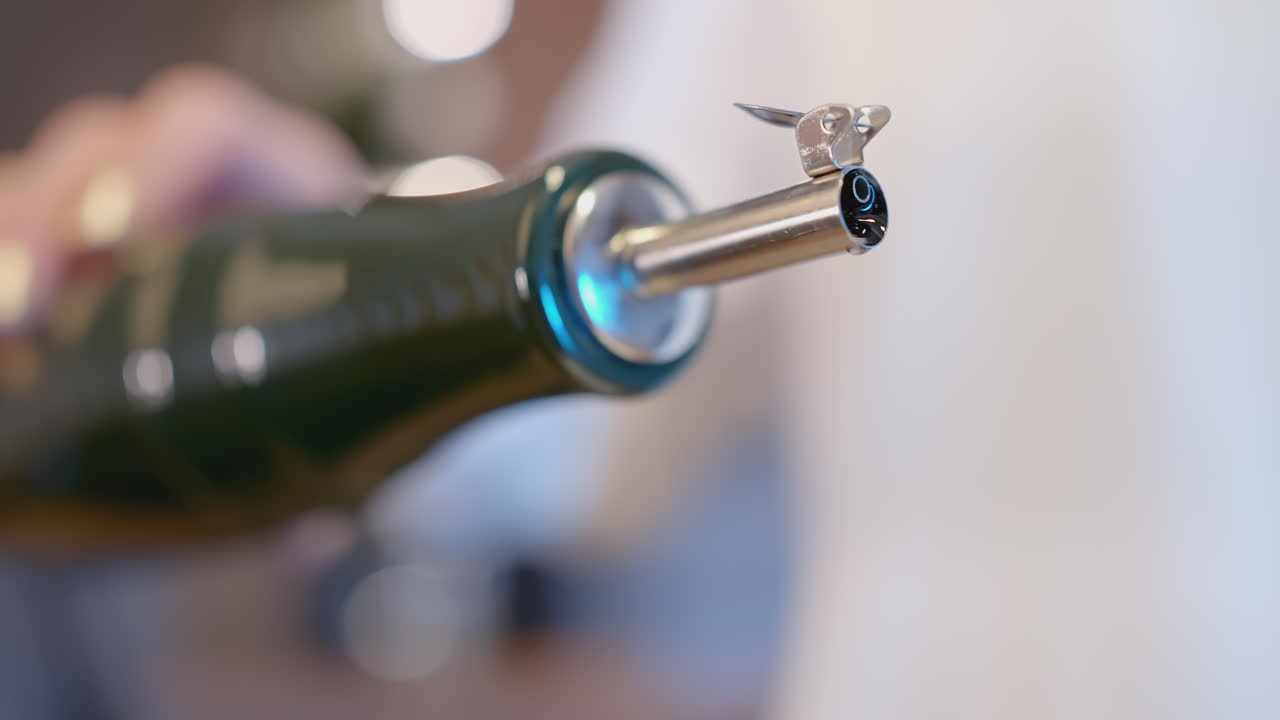 올리브 오일을 부어 넣는 것