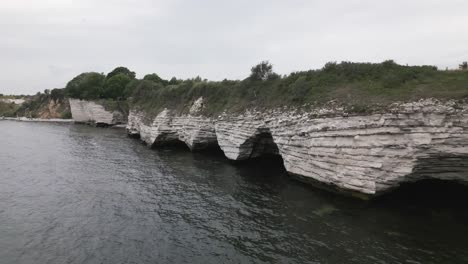 Drohnenflug-Entlang-Einiger-Klippen-Am-Meer-In-Dänemark-Mit-Vögeln