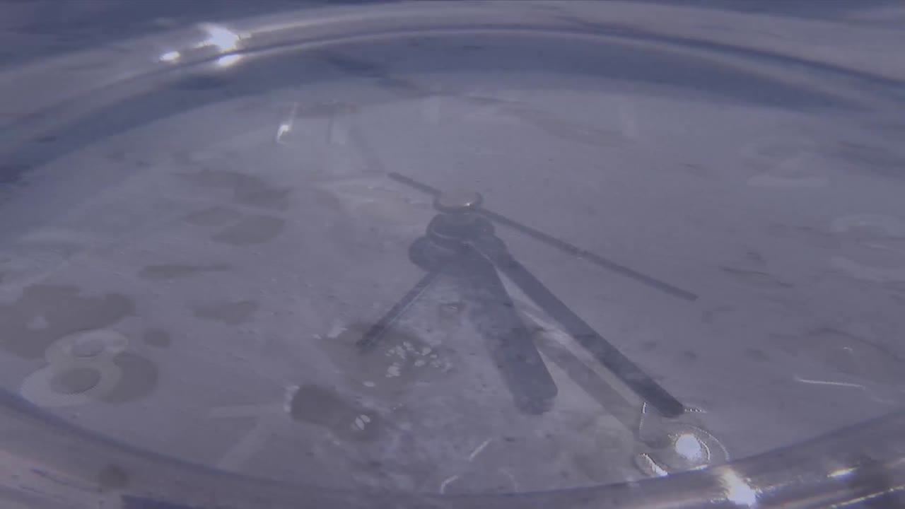 바다 위 에서 움직이는 시계 의 애니메이션