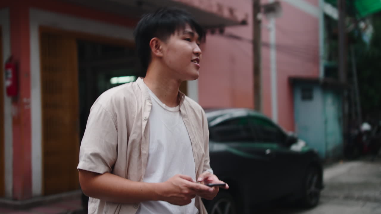 Người dùng điện thoại thông minh trên phố