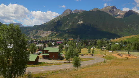 Filmisch-Friedliche-Brise-Bunt-Colorado-Atemberaubender-Sommer-Blauer-Vogel-Morgen-Mittag-Historische-Innenstadt-Von-Silverton-Durango-Telluride-Rocky-Mountains-Landschaft-Zeitlupe-Standbild