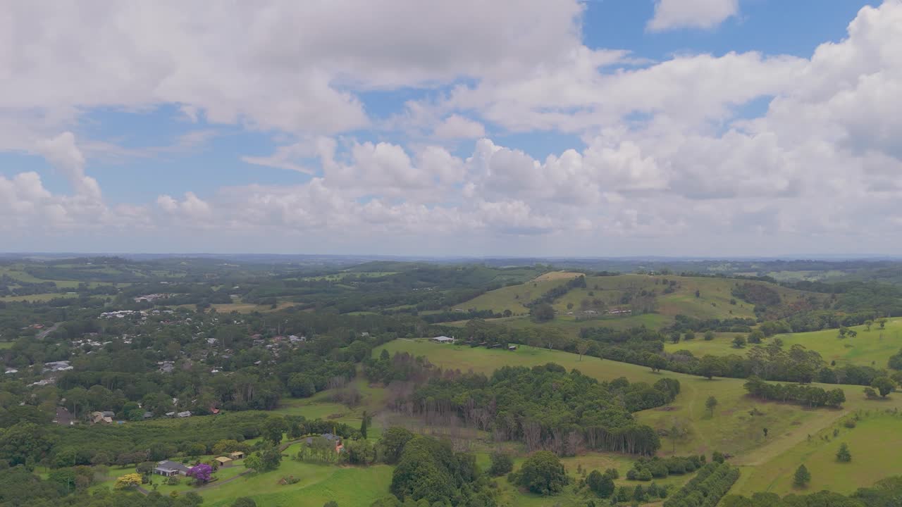 언덕과 구름이 있는 경치 좋은 풍경