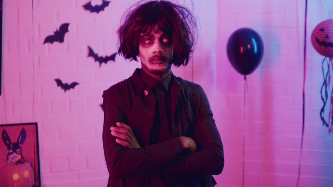 hombre mirando a la cámara en una fiesta de halloween