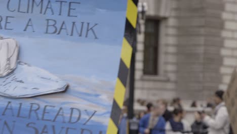 señal de protesta contra el cambio climático con oso polar