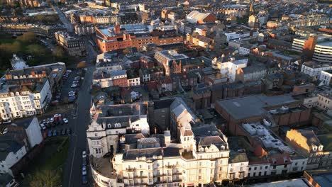 Toma-De-Paralaje-Con-Drones-De-Una-Ciudad-Por-La-Tarde-En-Scarborough,-North-Yorkshire,-Inglaterra