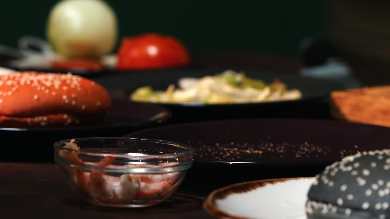 preparando una hamburguesa de camarón