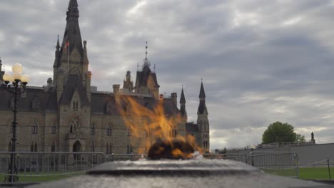 Llama-Del-Centenario-Flamme-Du-Centenaire-En-Verano-En-Los-Edificios-De-La-Colina-Del-Parlamento-En-Ottawa,-Ontario,-Canadá