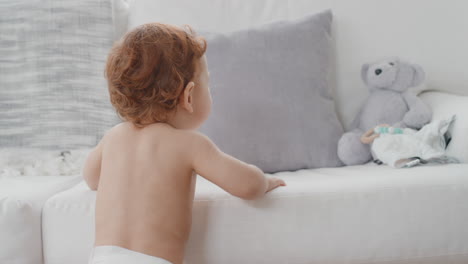 un bebé lindo jugando con juguetes en casa un niño pequeño feliz aprendiendo divirtiéndose explorando con curiosidad disfrutando de la infancia 4k