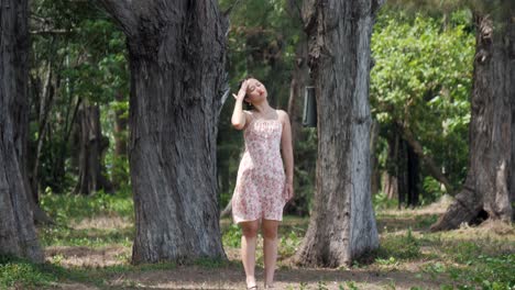 La-Mujer-Joven-Parece-Estresada,-Incierta-Y-Pintoresca-Ubicación-Natural.