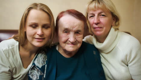 portrait de trois femmes d'âge différent