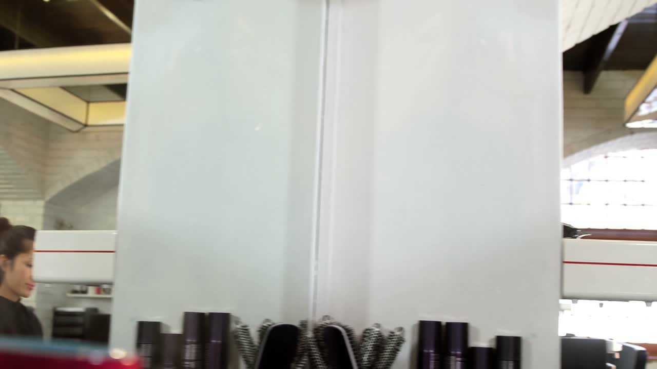 peluquero trabajando en el cliente