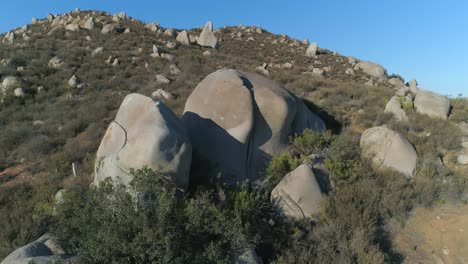 Toma-Aérea-De-Una-Colina-Con-Grandes-Rocas-En-El-Valle-De-Guadalupe