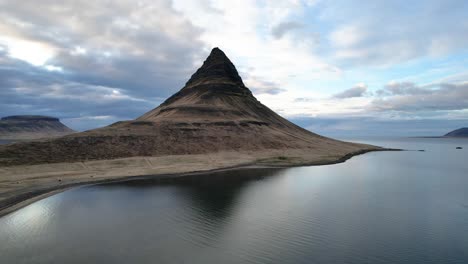 Kirkjufell-berg-In-Den-Westisländischen-Fjorden