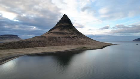 Montaña-Kirkjufell-En-Los-Fiordos-Del-Oeste-De-Islandia