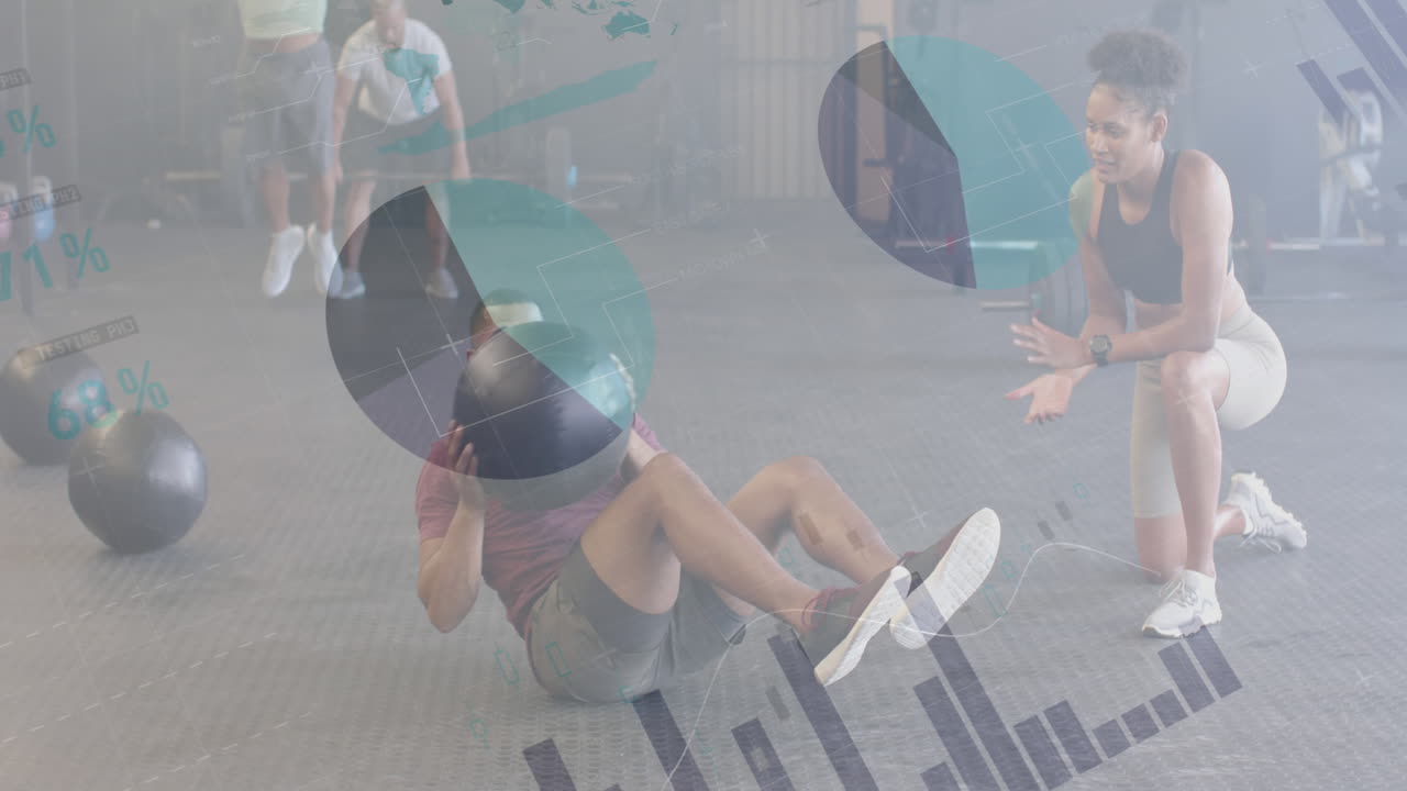 체육관에서 의학 공을 사용하는 다양한 여성 트레이너와 남성에 대한 인터페이스 처리의 애니메이션