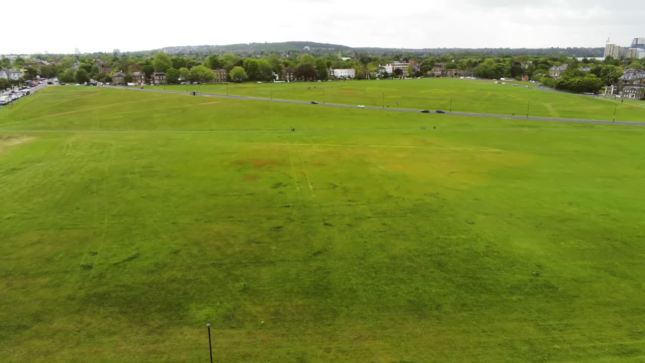 하이웨이 옆 필드의 항공 샷