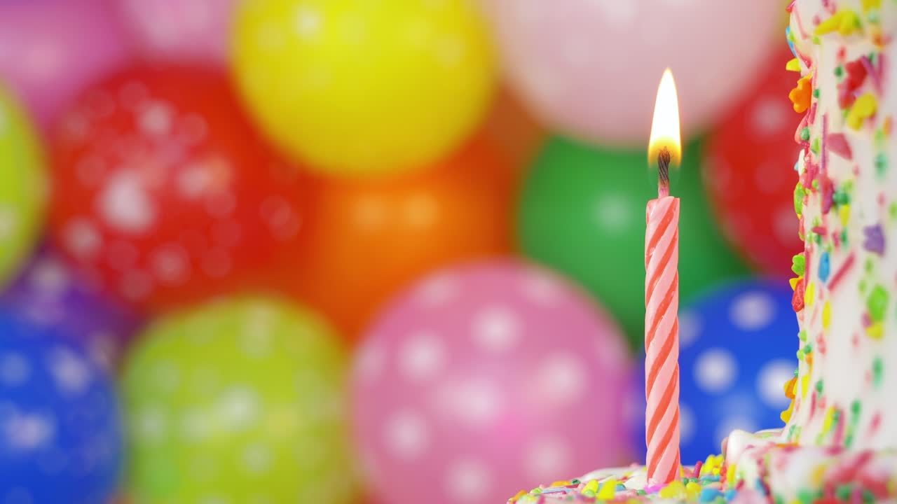 vela en el pastel de cumpleaños