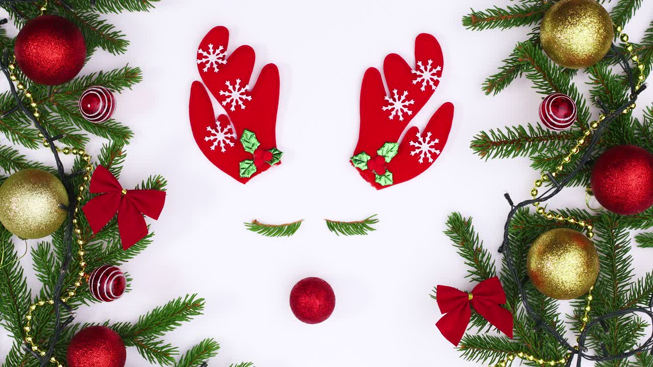 guirnalda de navidad con adornos y renos con pestañas parpadeantes aparecen en el tema blanco.