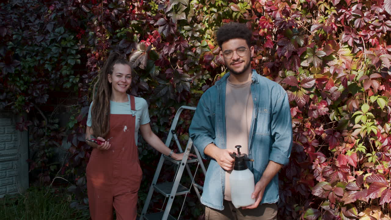 야외에서 포즈를 취하는 사람들