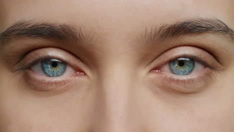 Makro-Schönheit-Augen-öffnen-Schöne-Blaue-Iris-Blinkt-Gesundes-Sehvermögen