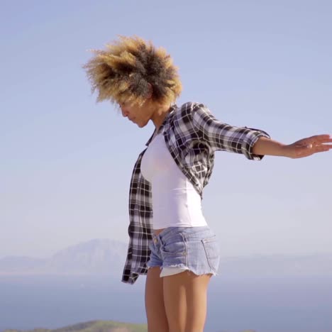 Retrato de mujer joven al aire libre