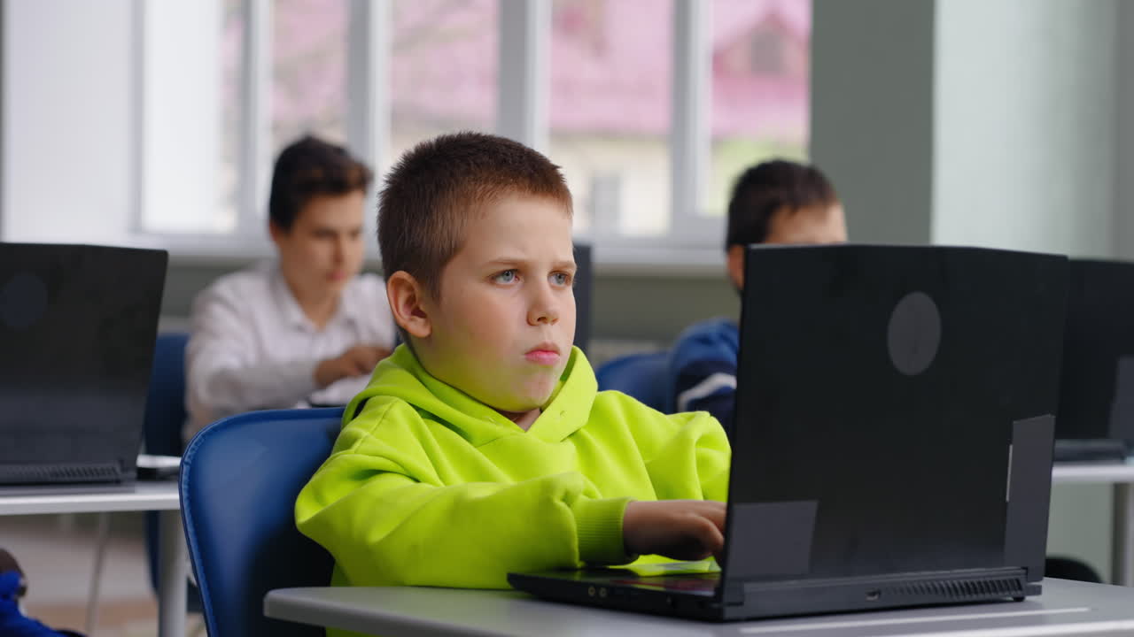 дети используют ноутбуки в школьной компьютерной лаборатории