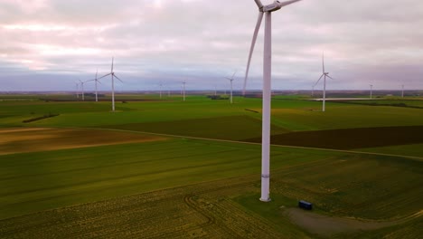 Campo-De-Turbinas-Eólicas-Con-Nubes,-Vista-De-Drones,-Paisaje-Francia