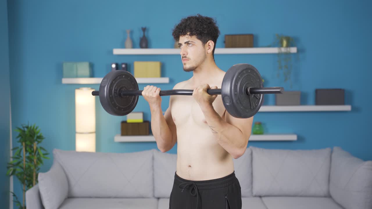 스포츠 웨이트 트레이닝을 하는 젊은 운동 선수. 건강한 라이프 스타일.