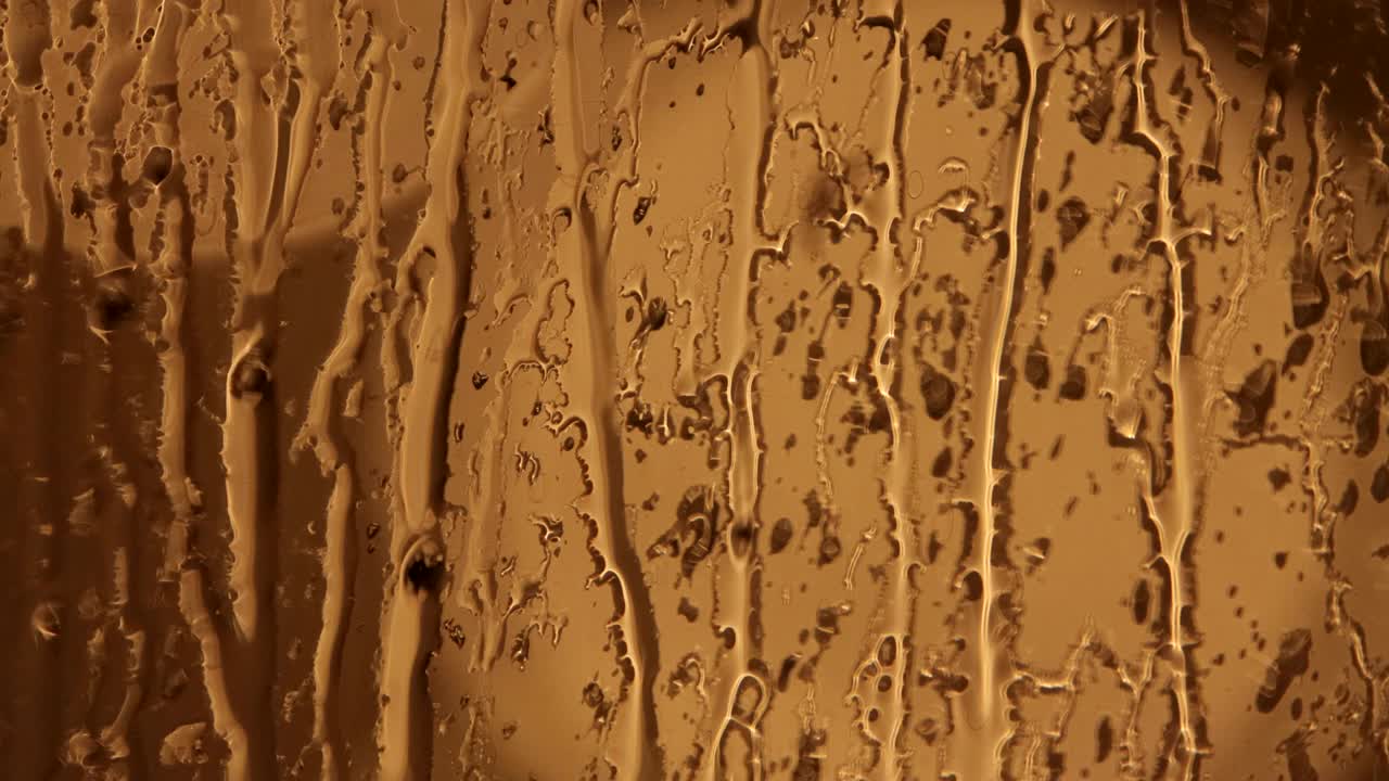 gotas de lluvia en el vidrio de la ventana en primer plano