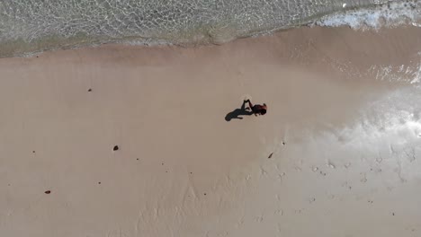 panamá en febrero un dron dispara a la isla contadora nadando entre peces capturados con un dron-9