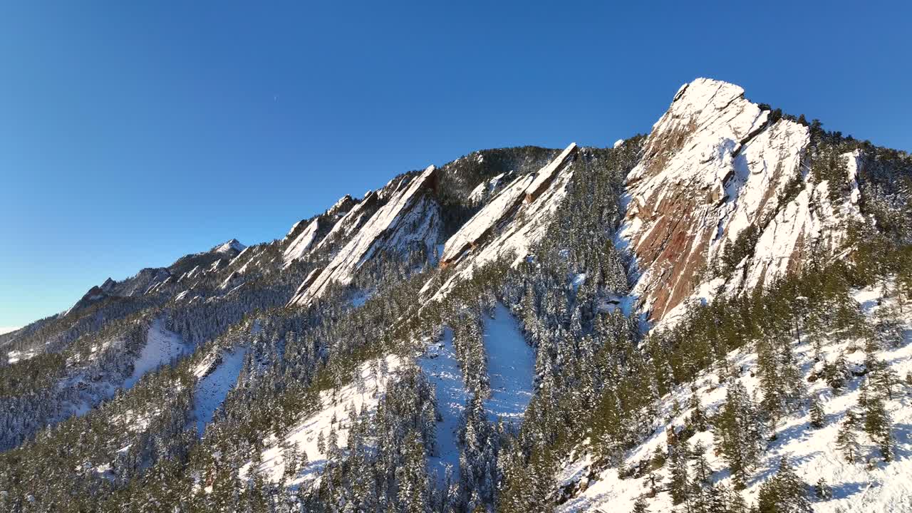 Drammatica panoramica aerea con drone delle montagne Flatiron coperte di neve a Boulder, Colorado, USA, in una mattina d'inverno.