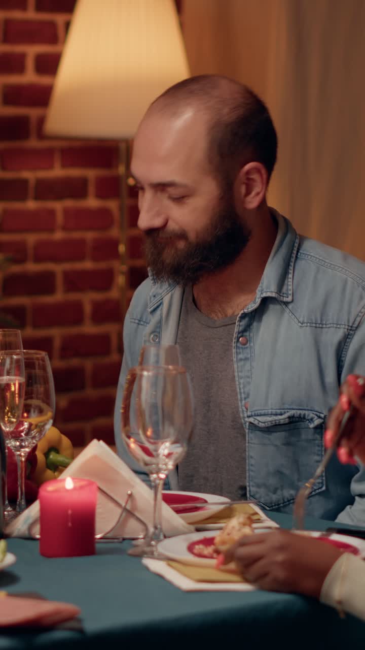 Uomo che beve vino a cena