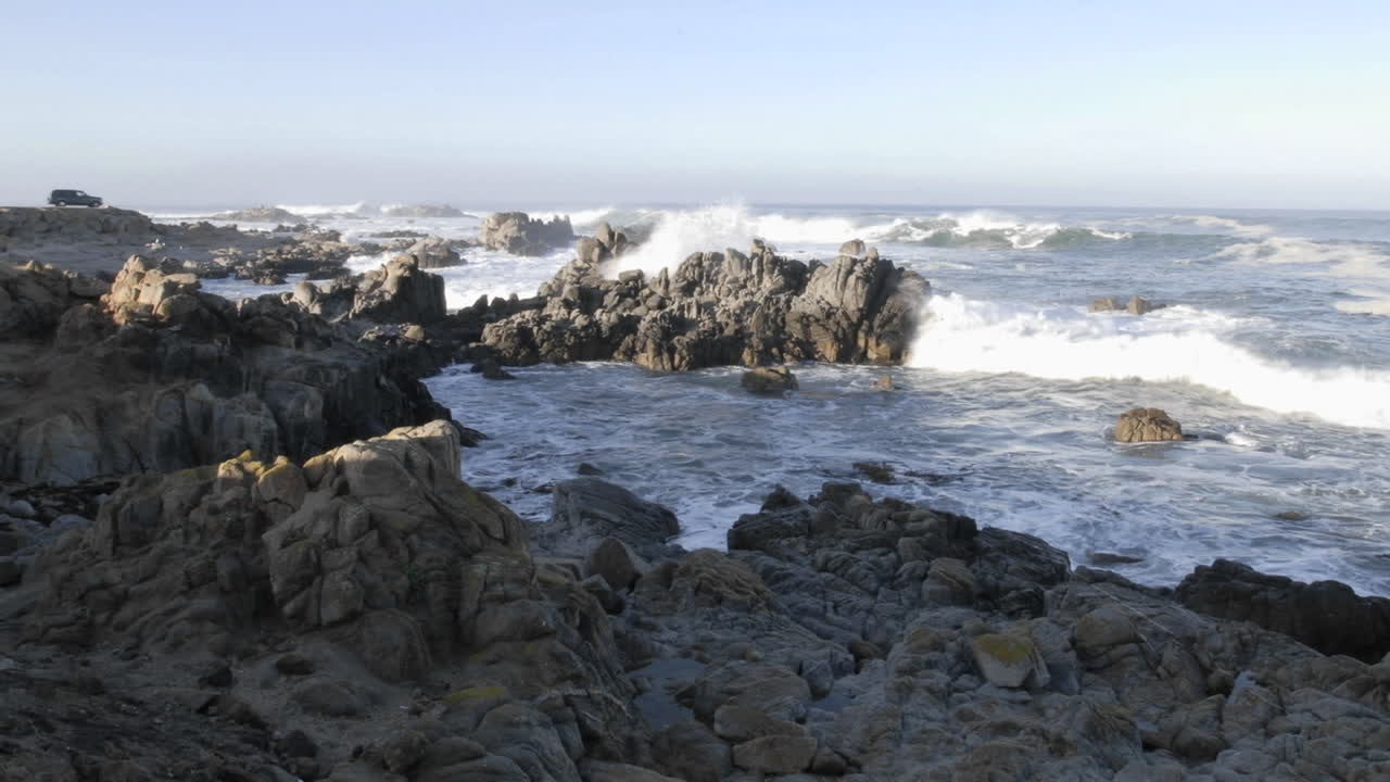 amplio lapso de tiempo panorámico de olas rompiendo en las rocas en point pinos en pacific grove california