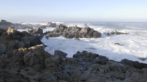 Amplio-Lapso-De-Tiempo-De-Panorámica-De-Las-Olas-Rompiendo-En-Las-Rocas-En-Point-Pinos-En-Pacific-Grove,-California