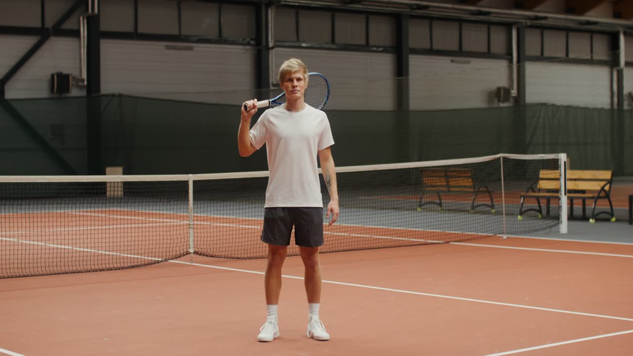 테니스를 하는 남자