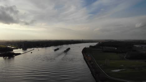 Frachtschiff-Mit-Fracht-Segelt-In-Der-Abenddämmerung-In-Der-Oude-Maas-In-Der-Nähe-Von-Zwijndrecht,-Niederlande