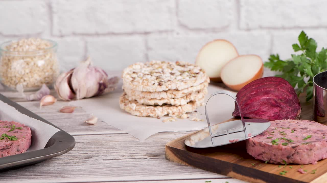 비트와  콩으로 된 생 채소 햄버거