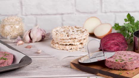 hamburguesa vegetal cruda con remolacha y frijoles blancos
