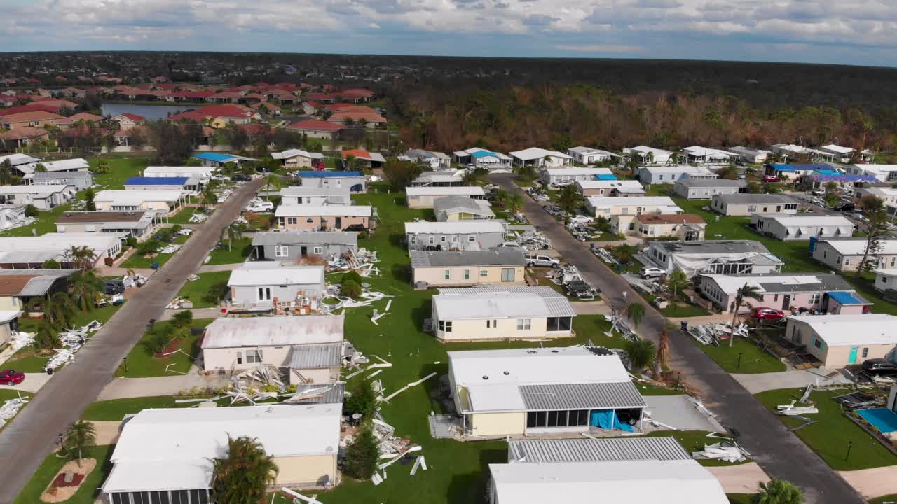 video de drones de 4k de casas móviles destruidas por el huracán ian en puerto norte, florida - 15
