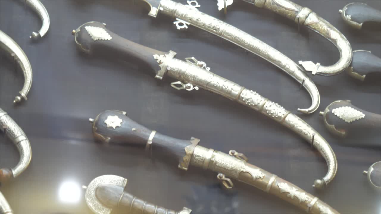 video de una hilera de dagas tradicionales de marruecos
