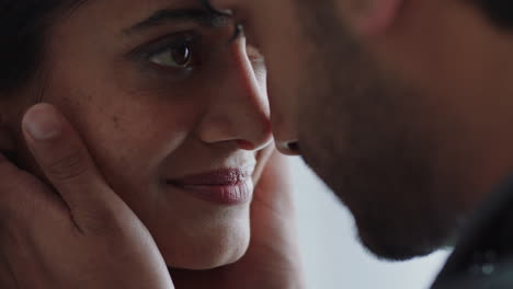 pareja feliz compartiendo conexión íntima marido acariciando la cara de su esposa disfrutando de una relación romántica en casa