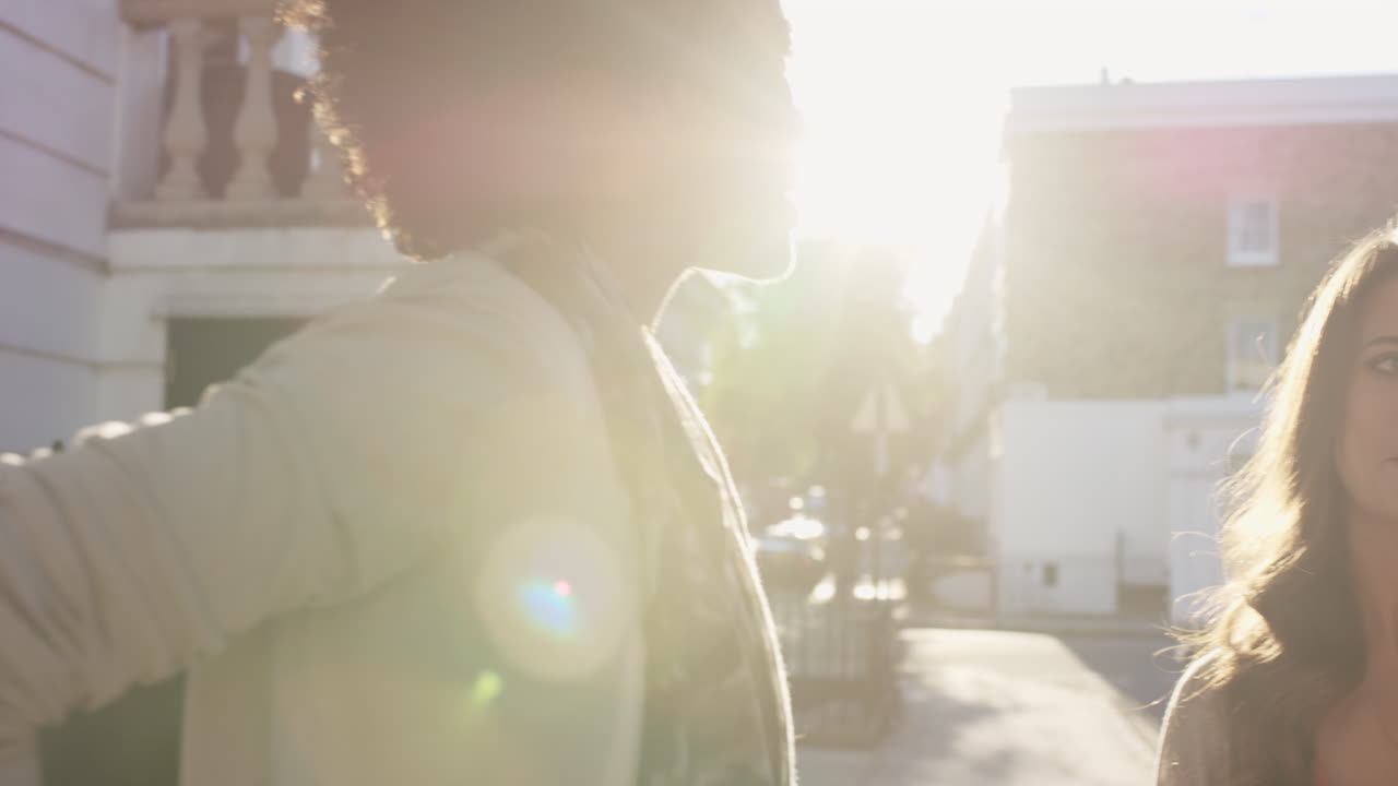 두 명의 아름다운 친구들이 도시 거리를  ⁇ 고 재미있는 대화를 나누고 있습니다.