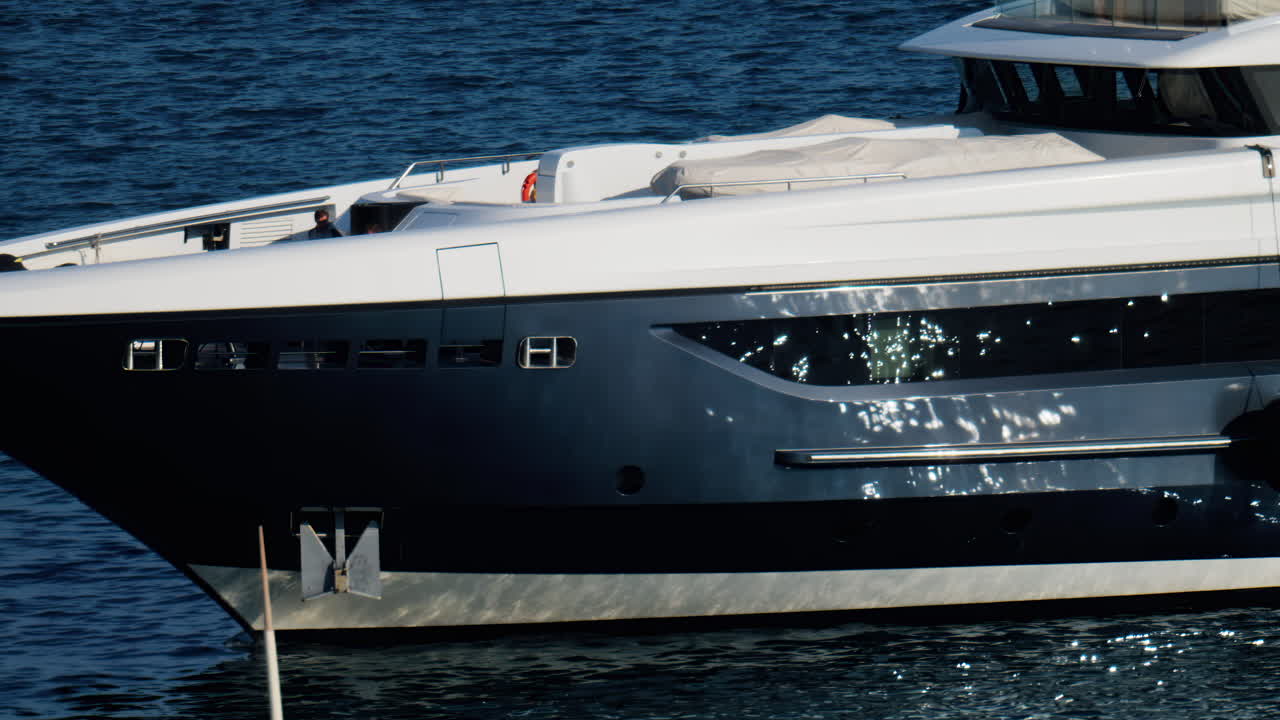 Primo piano di una barca bianca che si muove sul mare in Costa Azzurra