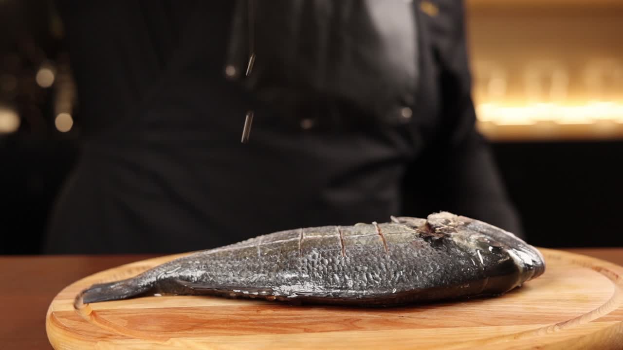 요리사 가 물고기를 준비 하고 있다