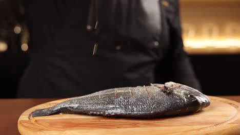 chef preparando un pescado