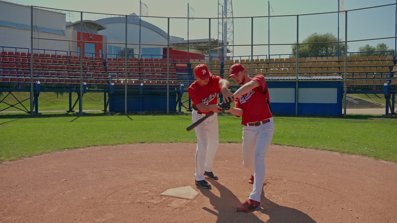 Giocatori di baseball che si allenano sul campo