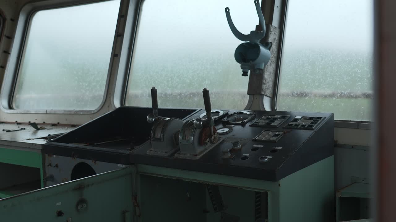 el panel de control del barco abandonado