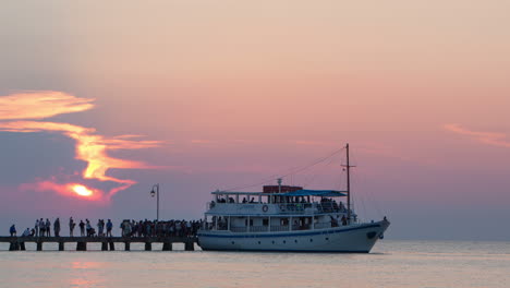 Timelapse-of-touristic-ship-boarding-and-pushing-off