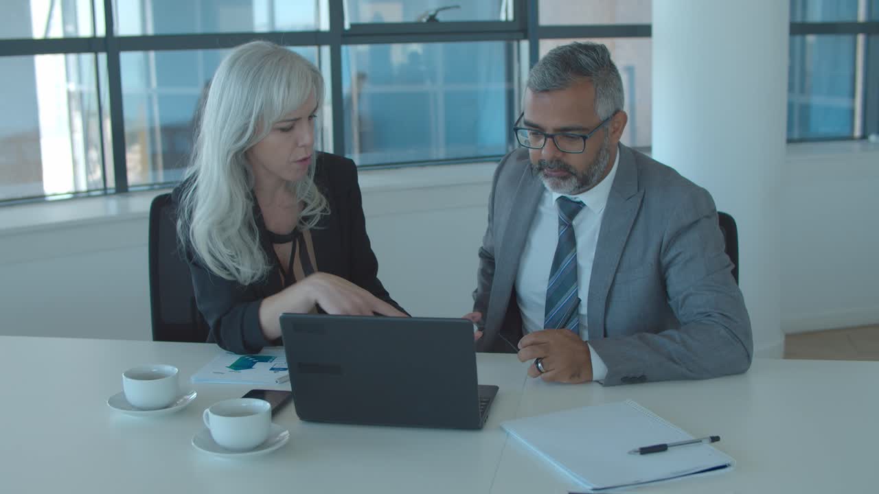 gerente de startup contando ao investidor sobre o projeto